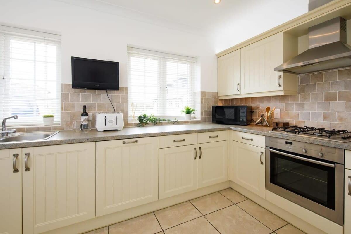 Modern & Stylish Seaside Family Home Chichester Bagian luar foto